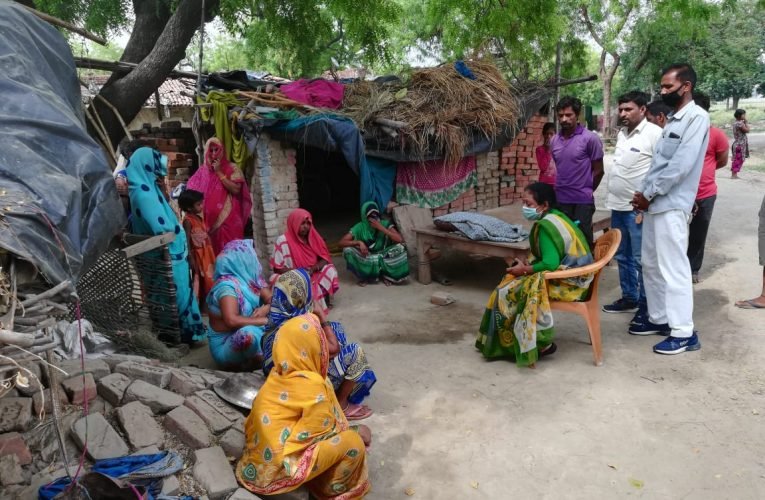 पूर्व विधायक ने मृतक एवं घायल श्रमिक परिवार को दी सहायता राशि 
