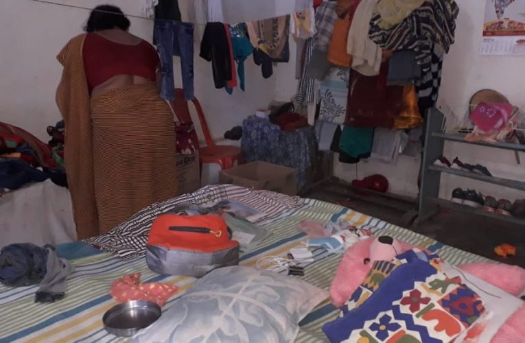 दिवार फाद घर मे घुसे चोर नकद सहित हजारों का माल उड़ाया