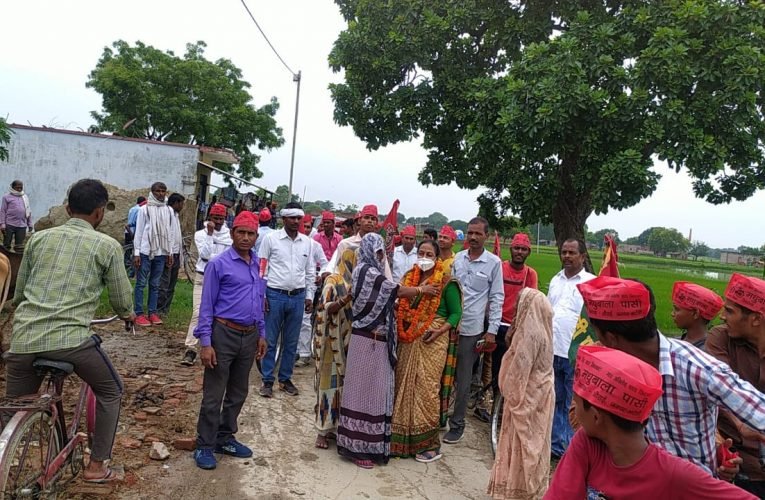 पूर्व विधायक मधुबाला ने  22 वे दिन ग्रामवासियों के बीच किया आह्वान पत्र का वितरण