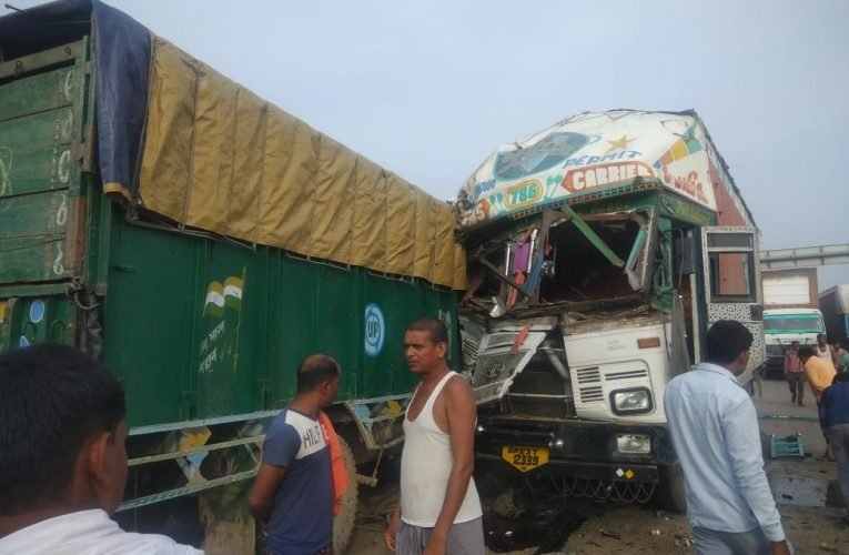दो ट्रक आपस मे भिड़े, दोनो चालक गम्भीर घायल