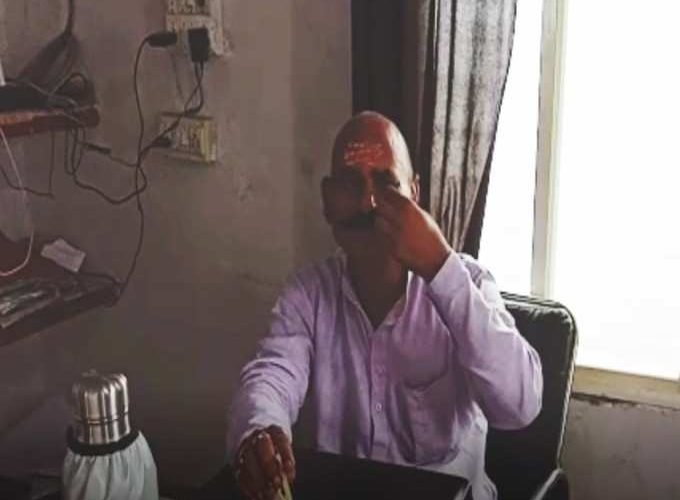 पुलिस कस्टडी में मूंछों पर तांव फेर रहे हैं विधायक विजय मिश्रा, देखें तस्वीरें